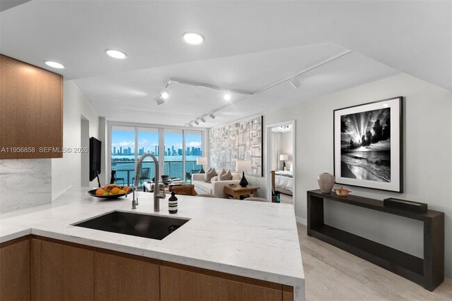 Building Photo - 1900 Sunset Harbour Dr