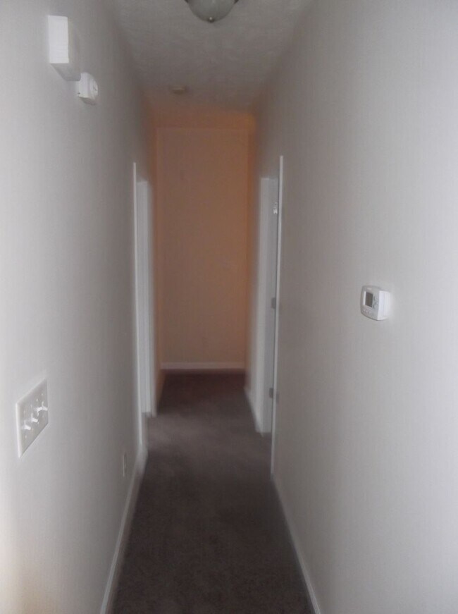 Building Photo - Spacious 3 bedroom with bonus!