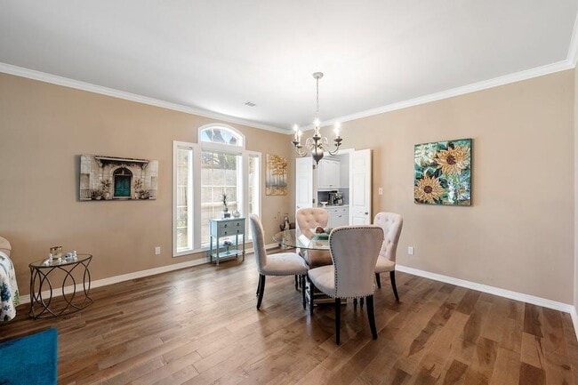 Building Photo - 1207 Lakeway Dr