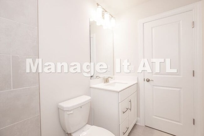 Building Photo - 4 Bedroom Townhome in Chamblee