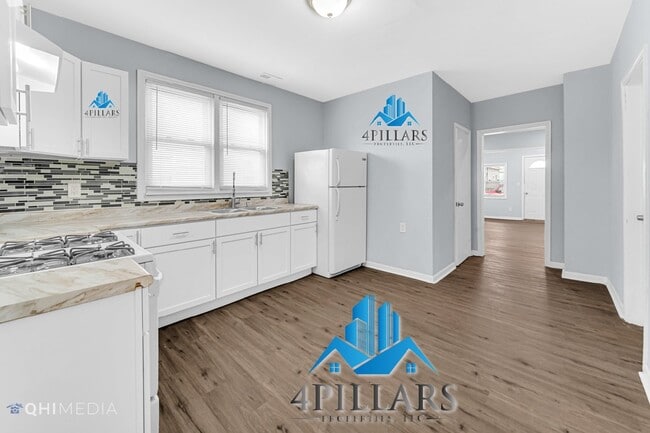 Building Photo - Spacious 4-Bedroom Home in Hammond, IN wit...