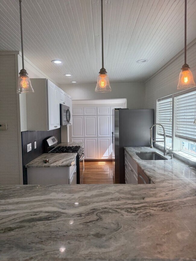 Building Photo - Updated Costal - Style home