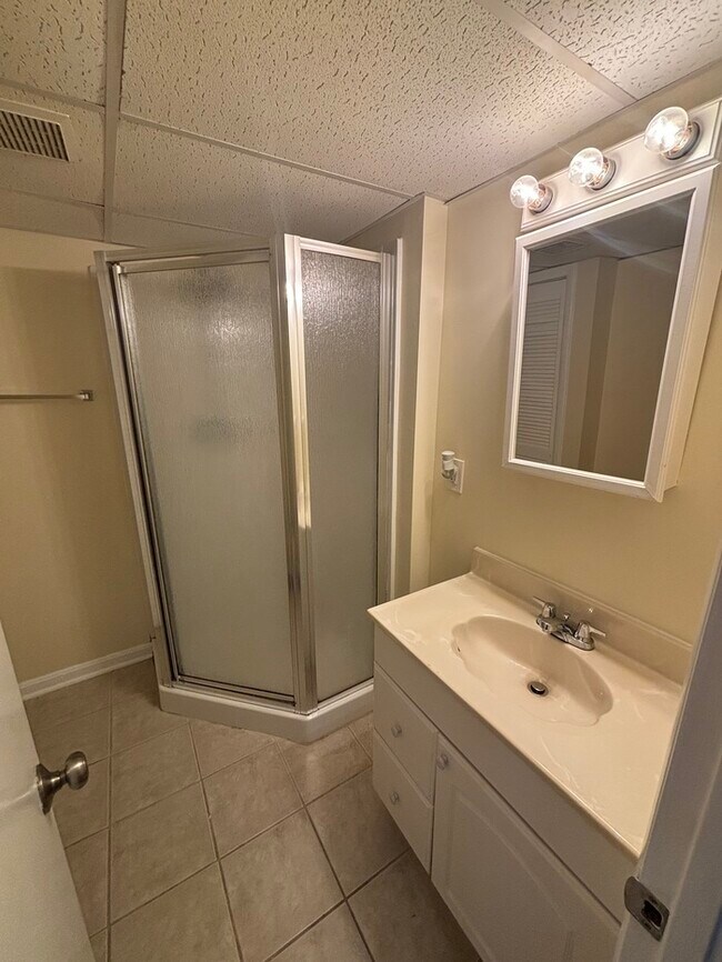 Building Photo - 3 bedrooms plus Den