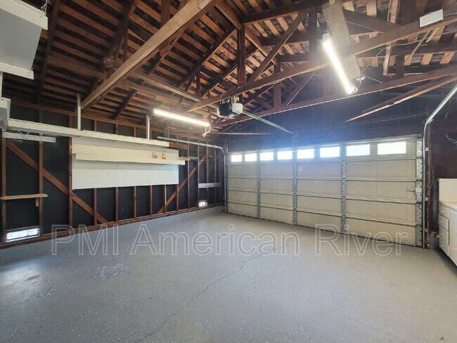 Building Photo - 2462 Town Cir