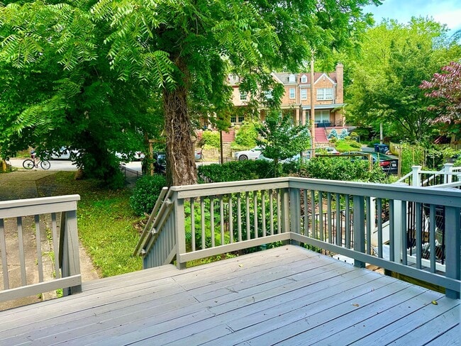Building Photo - 4 Bed + 2 Bath - Pets Welcome! Parking!
