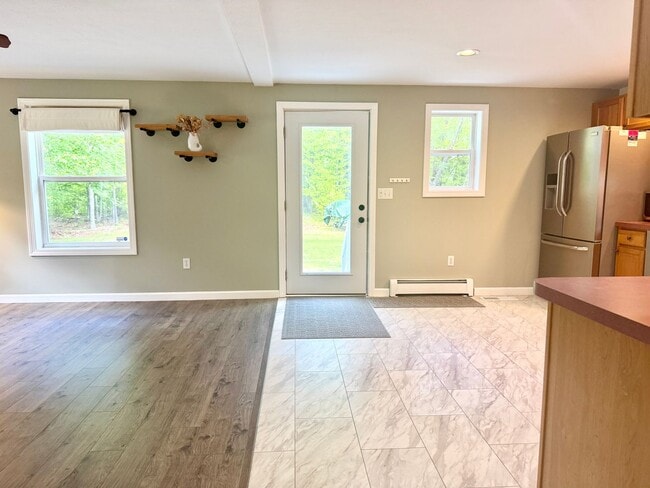 Building Photo - Sunny & Spacious 4 bedroom home