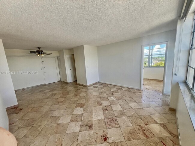 Building Photo - 2025 NE 164th St