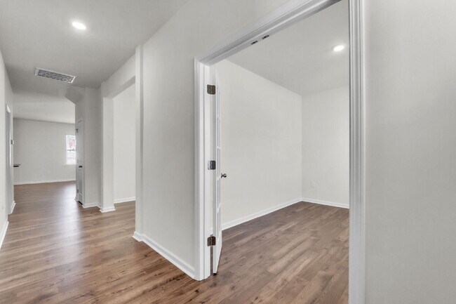 Building Photo - Modern 4BR Home with Loft & 2.5 Baths in W...
