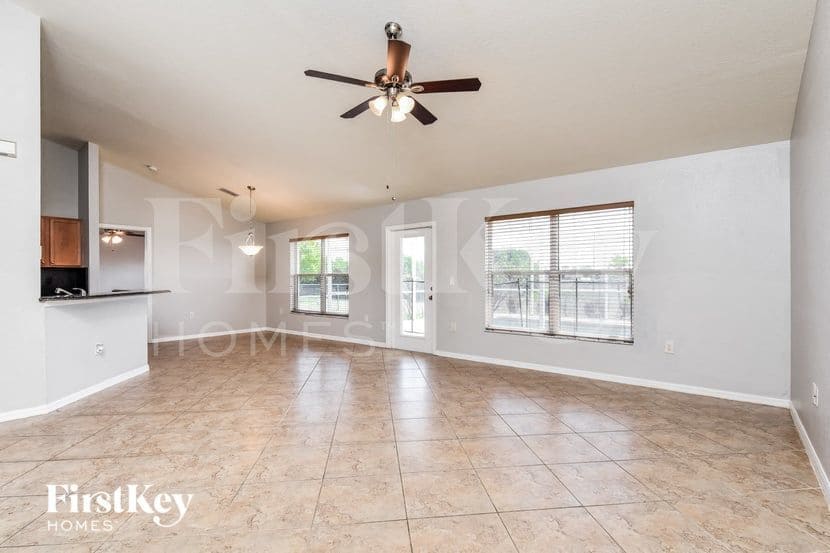 Building Photo - 1003 NW 8th Pl