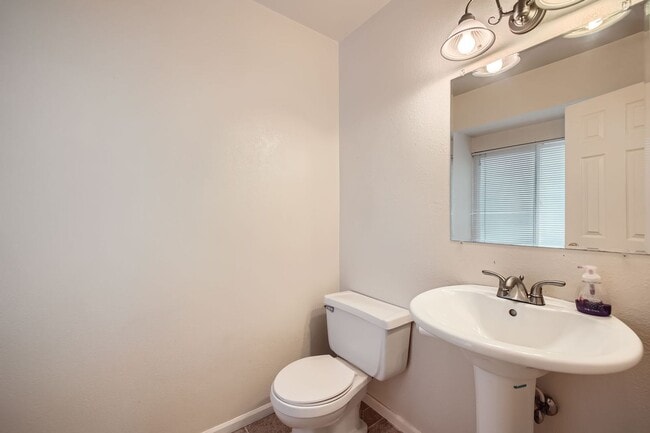 Building Photo - 2 Bedroom, 1 1/2 Half Bath, End Unit Townhome!