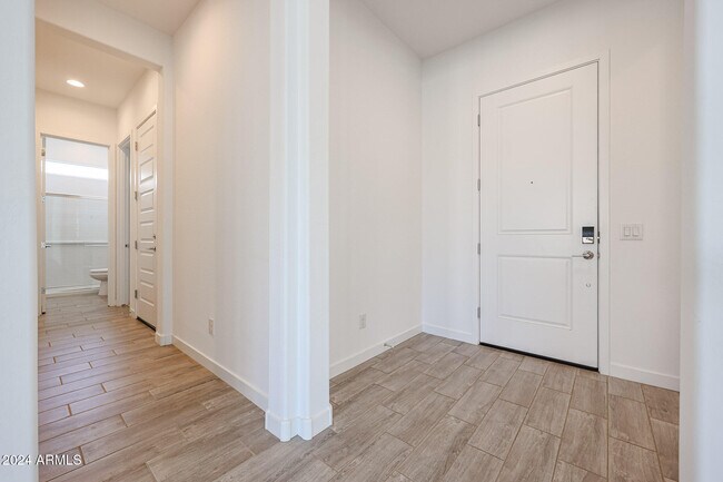 Building Photo - 7702 W Jackrabbit Ln