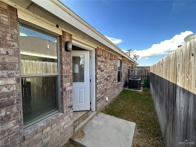 Building Photo - 2905 Linda Vista St