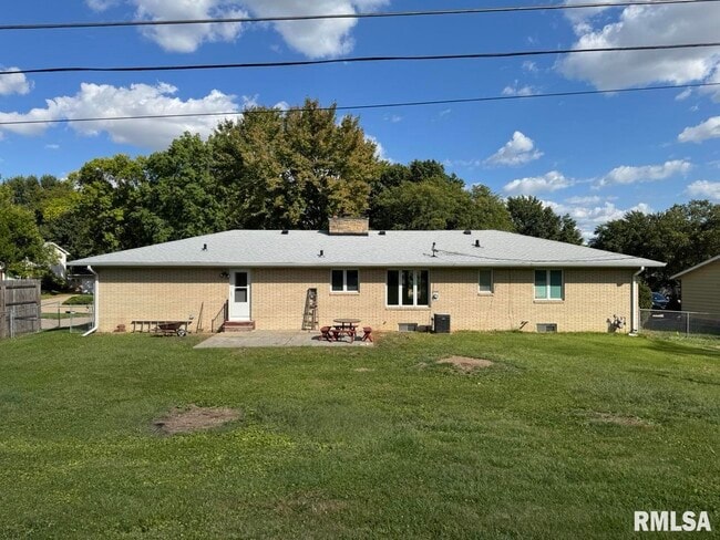 Building Photo - 3816 Ridgewood Dr