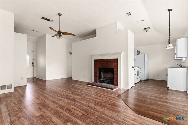 Building Photo - 2702 Hemlock Dr