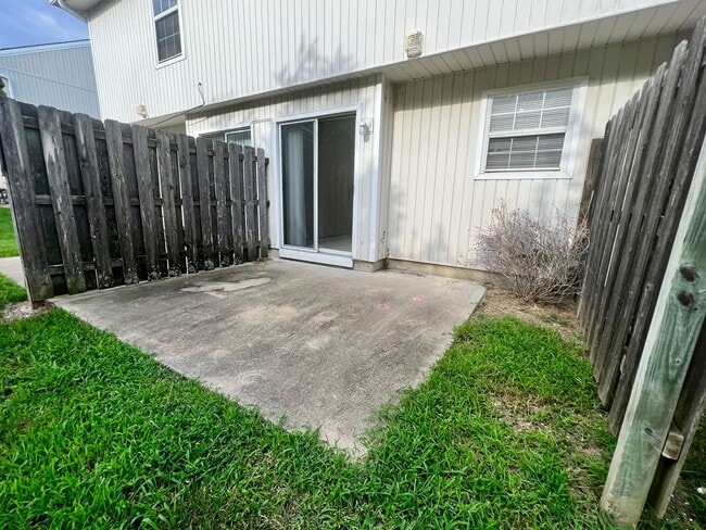 Building Photo - 2 Bedroom/2.5 Bath Townhome for Lease