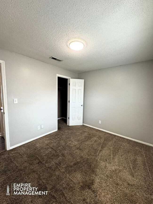 Building Photo - Move In Special: 1/2 Off 1st Month's Rent!!