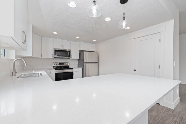 Building Photo - "Discover Comfort & Style: Spacious 3-Bed,...