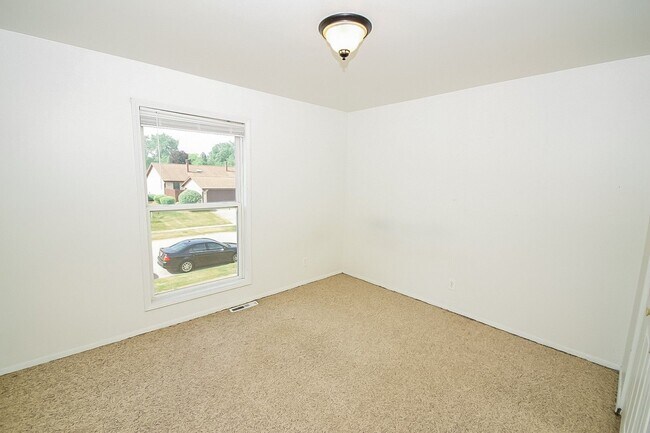 Building Photo - 2225 Yorktowne Dr