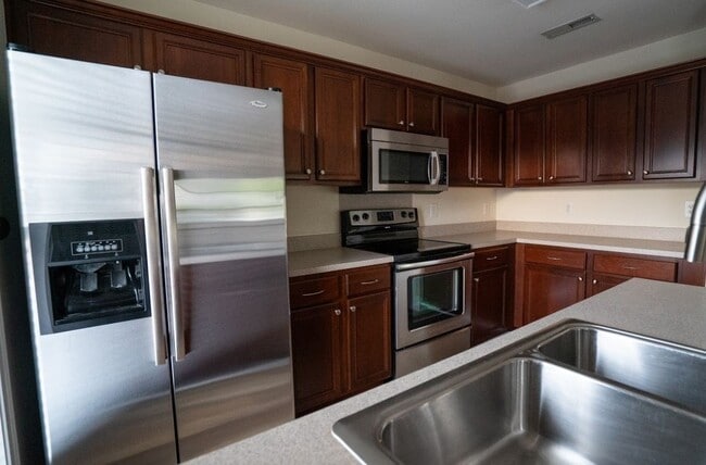 Building Photo - 3 Bedroom, 2 Bath End unit Townhome for Rent
