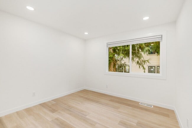 Building Photo - Gorgeous Fully Renovated 5 Bedroom Redmond/Bellevue/Kirkland Border