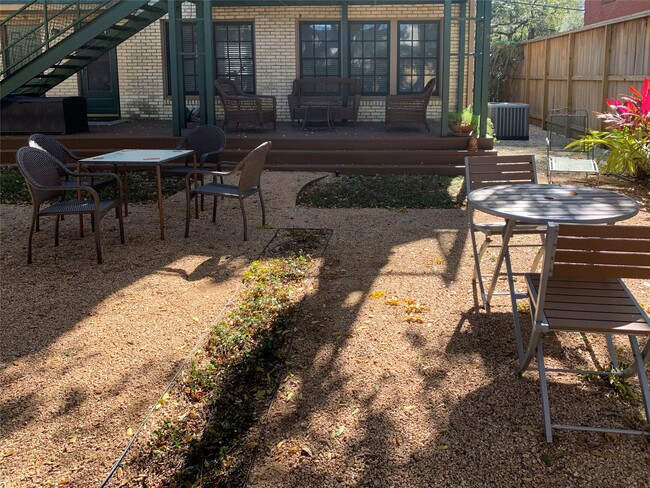 Building Photo - 1912 Sul Ross St