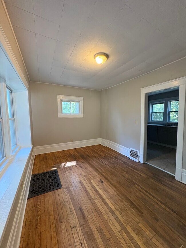 Building Photo - Four bedroom one bathroom home for rent