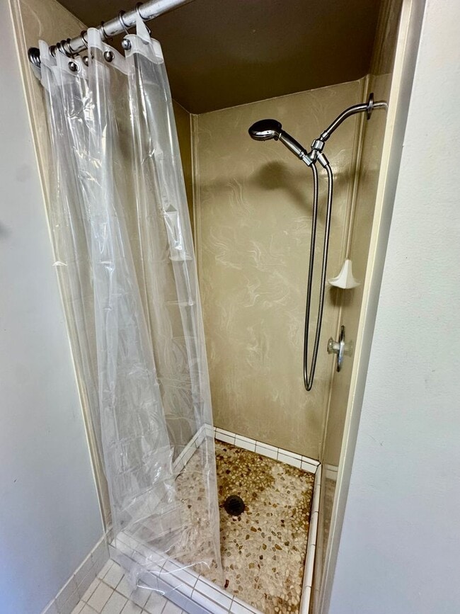 Building Photo - 2/2/1 Beautifully Upgraded unit located at...