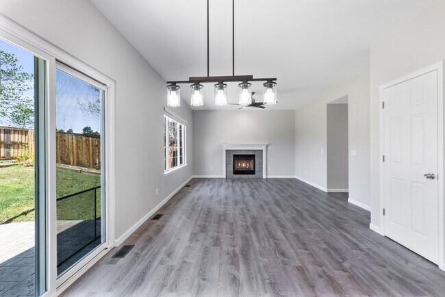 Building Photo - Spacious 5 bedroom home in the heart of Pa...
