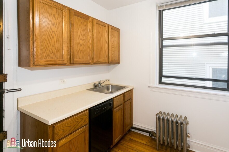 Building Photo - 1913 W Larchmont Ave