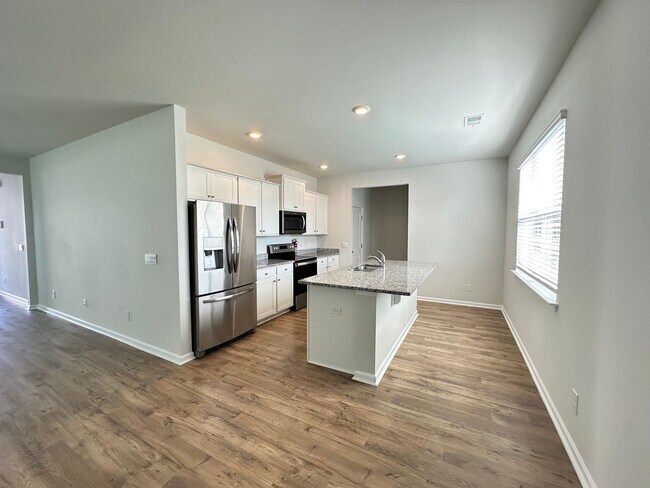 Building Photo - 4 Br/2.5 Bth in The Watergrass Community