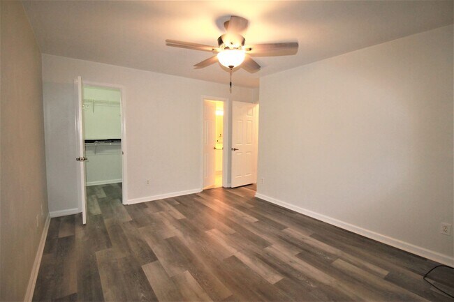Building Photo - Maintenance free 2 bed and 2 bath condo in award winning golf course community of Kiln Creek