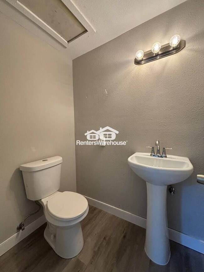 Building Photo - Cozy 3 bed 1.5 bath duplex unit in Hastings