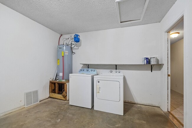 Building Photo - 3 Bedroom 2 Bath Duplex with Garage