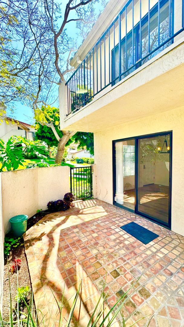 Building Photo - Beautiful, End Unit Condo, in the Very Des...