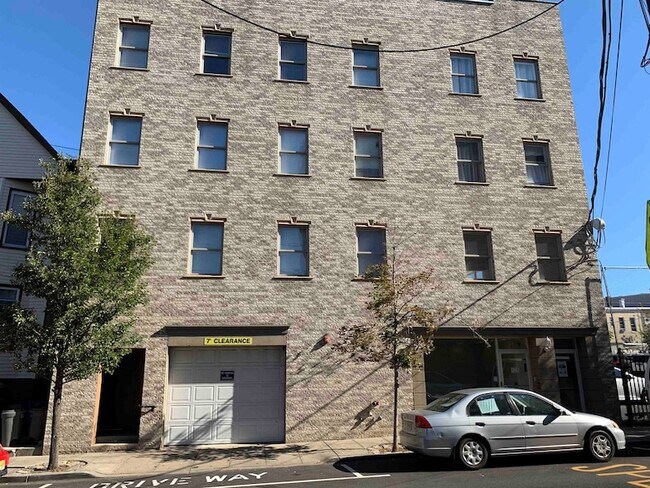 Building Photo - 528 47th St