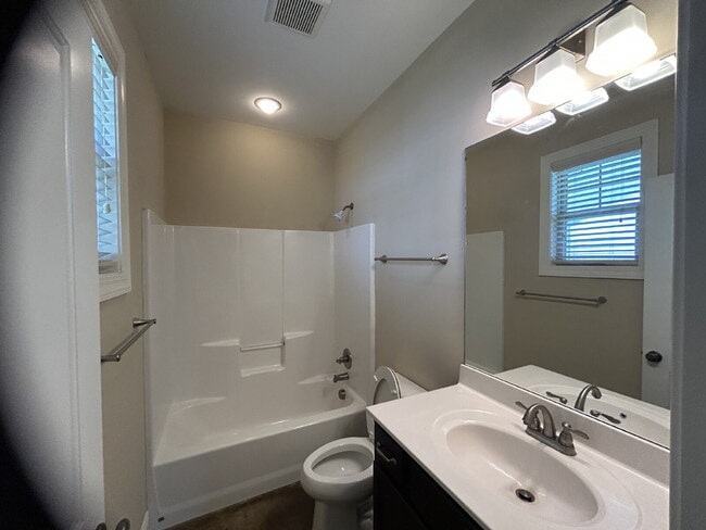 Building Photo - 2BD 2BA GROUND LEVEL DUPLEX WITH GARAGE FO...