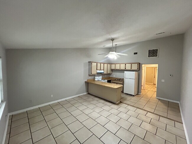Building Photo - Perfect 1 Bedroom 1 Bathroom With Fenced In Backyard!