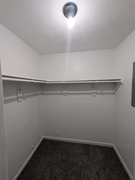 Building Photo - 5626 Carisbrooke Ln