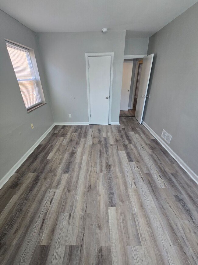 Building Photo - 987 Lilley Ave