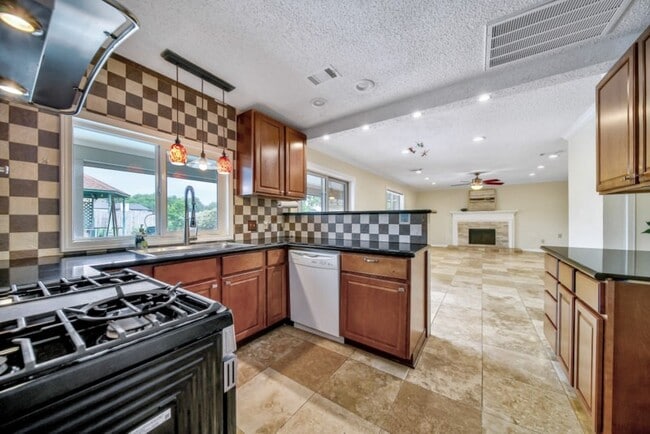 Building Photo - 3006 Mesquite Dr