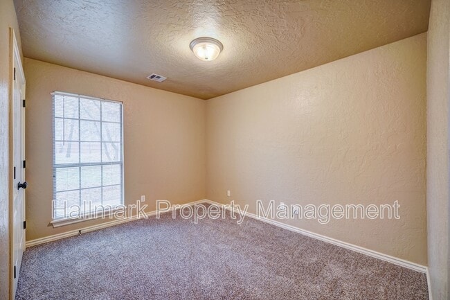 Building Photo - 1042 Hidden Oaks Way