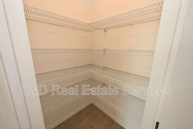 Building Photo - 2106 Rosewood Dr