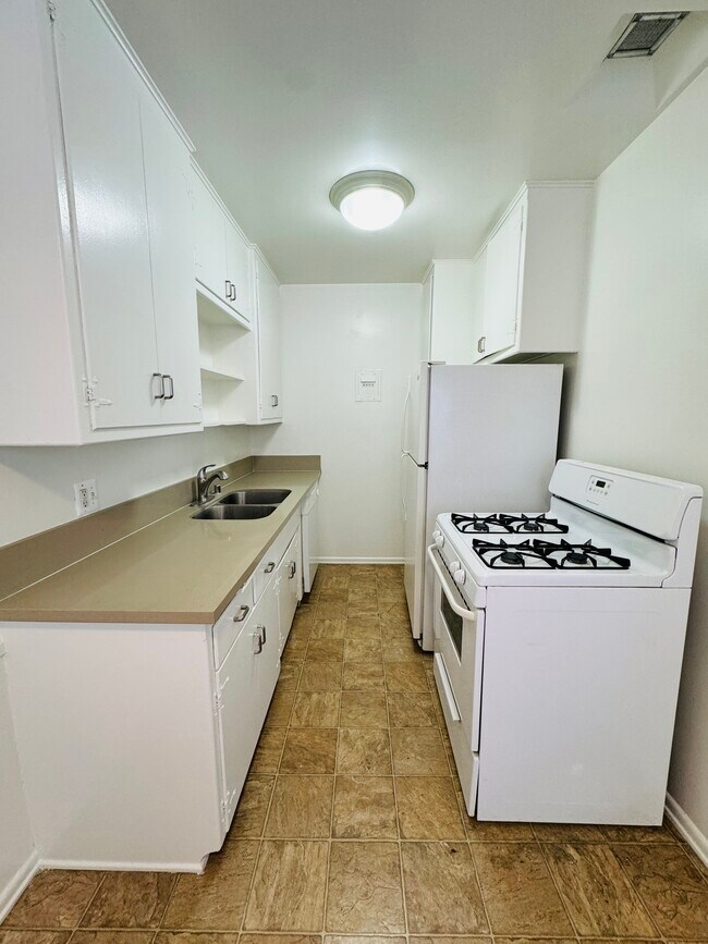 Unit 3 Kitchen - 817 N Las Palmas Ave