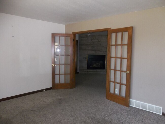 Building Photo - Spacious 3 Bed, 2 Bath Ranch Home with Sunroom and 2-Car Garage