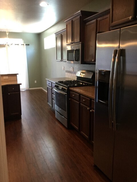 Building Photo - Beautiful 3 bedroom, 2.5 bath in the  Hampton Place/Candlewood Estates!