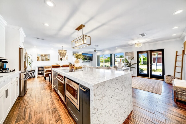 Building Photo - 864 Appleby St