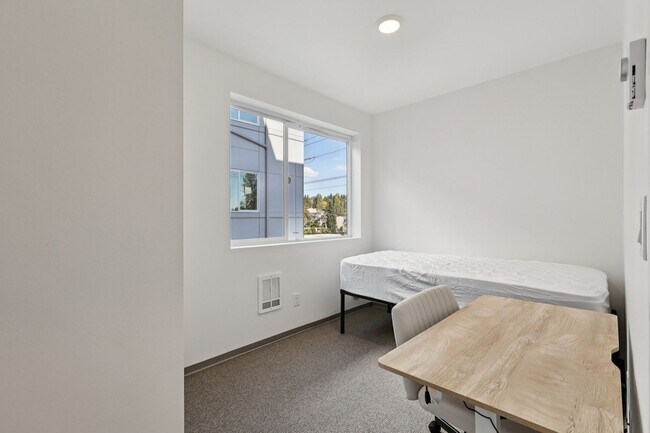 Building Photo - Brand-new private bedroom for the summer!
