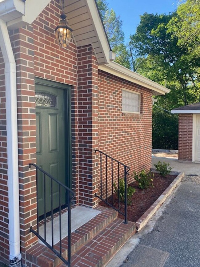 Building Photo - Stunning Executive Rental