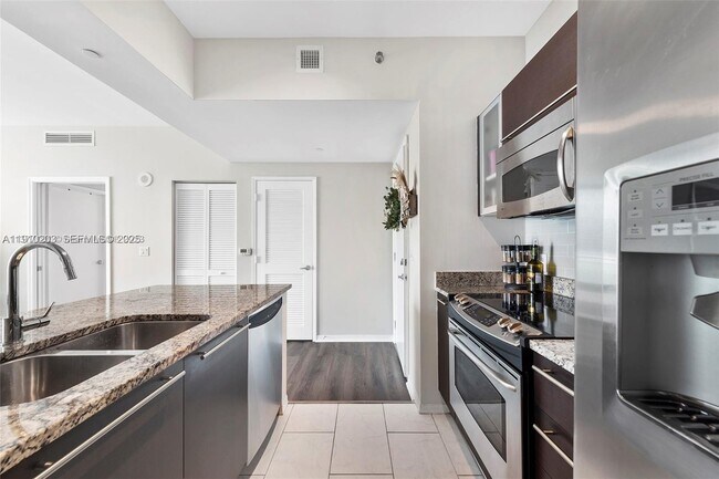 Building Photo - 951 Brickell Ave