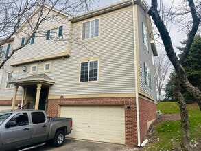 Building Photo - 211 Monarch Dr